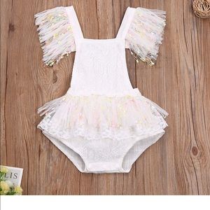 Brand new outfit. Perfect for pictures or first birthday. Size 6-12.